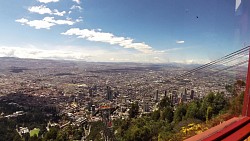 Obrázek z trasy Lanovkou dolů z hory Monserrat v Bogotě