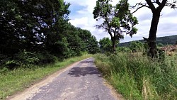 Bilder aus der Strecke Džbánsko –  Landschaft des goldenen Kalksteins