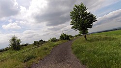 Bilder aus der Strecke Džbánsko –  Landschaft des goldenen Kalksteins