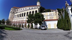 Bilder aus der Strecke Mikulov – Spaziergang durch den historischen Dorfplatz zum Heiligen Berg