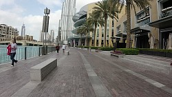 Фото с дорожки Дубай: вдоль торгового центра "Dubai Mall" к озеру с видом на Бурдж-Халифа