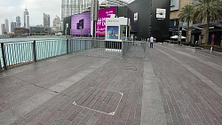 Фото с дорожки Дубай: вдоль торгового центра "Dubai Mall" к озеру с видом на Бурдж-Халифа