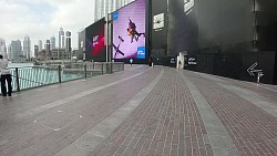 Фото с дорожки Дубай: вдоль торгового центра "Dubai Mall" к озеру с видом на Бурдж-Халифа