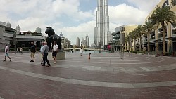 Фото с дорожки Дубай: вдоль торгового центра "Dubai Mall" к озеру с видом на Бурдж-Халифа