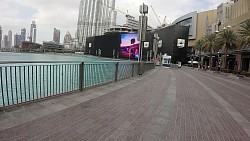 Obrázok z trasy Dubaj - pozdĺž nákupného centra Dubai Mall k výhľadu na Burj Khalifa