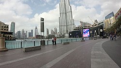 Фото с дорожки Дубай: вдоль торгового центра "Dubai Mall" к озеру с видом на Бурдж-Халифа