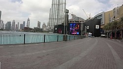 Obrazek z trasy Dubaj - wzdłuż centrum handlowego do widoku na Burdż Chalifa