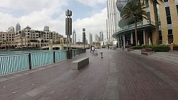 Фото с дорожки Дубай: вдоль торгового центра "Dubai Mall" к озеру с видом на Бурдж-Халифа