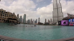 Фото с дорожки Дубай: вдоль торгового центра "Dubai Mall" к озеру с видом на Бурдж-Халифа