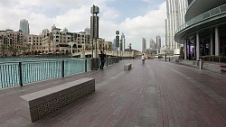 Obrázok z trasy Dubaj - pozdĺž nákupného centra Dubai Mall k výhľadu na Burj Khalifa