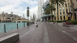 Фото с дорожки Дубай: вдоль торгового центра "Dubai Mall" к озеру с видом на Бурдж-Халифа