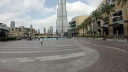 Obrázek z trasy Dubai - podél nákupního centra Dubai Mall k výhledu na Burj Khalifa