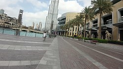 Obrázek z trasy Dubai - podél nákupního centra Dubai Mall k výhledu na Burj Khalifa