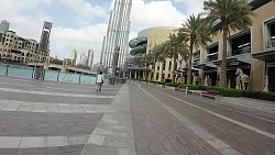 Obrázok z trasy Dubaj - pozdĺž nákupného centra Dubai Mall k výhľadu na Burj Khalifa