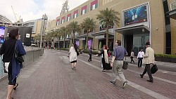 Фото с дорожки Дубай: вдоль торгового центра "Dubai Mall" к озеру с видом на Бурдж-Халифа