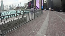 Фото с дорожки Дубай: вдоль торгового центра "Dubai Mall" к озеру с видом на Бурдж-Халифа