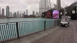 Фото с дорожки Дубай: вдоль торгового центра "Dubai Mall" к озеру с видом на Бурдж-Халифа