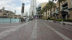 Фото с дорожки Дубай: вдоль торгового центра "Dubai Mall" к озеру с видом на Бурдж-Халифа