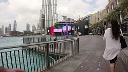 Фото с дорожки Дубай: вдоль торгового центра "Dubai Mall" к озеру с видом на Бурдж-Халифа