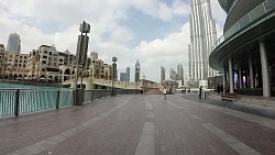 Obrazek z trasy Dubaj - wzdłuż centrum handlowego do widoku na Burdż Chalifa