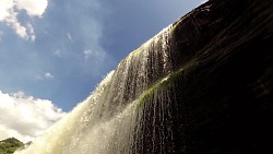 Imagen de ruta El paseo bajo la cascada Salto Hacha y el paseo por un barco en la laguna de Canaima