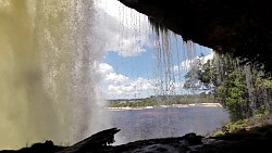 Imagen de ruta El paseo bajo la cascada Salto Hacha y el paseo por un barco en la laguna de Canaima