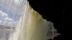 Imagen de ruta El paseo bajo la cascada Salto Hacha y el paseo por un barco en la laguna de Canaima