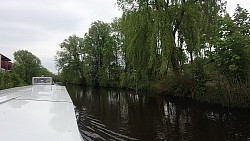 Obrázek z trasy Otterndorfem od radnice k nástupišti a po lodi k deltě Labe